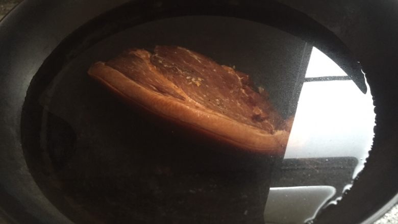 乡味十足➕重庆~烟熏腊肉炒蒜苗,打开洗干净放入锅中煮至一小时。