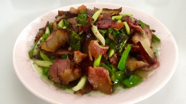 乡味十足➕重庆~烟熏腊肉炒蒜苗,成亲的