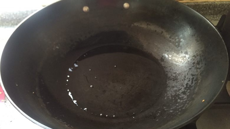 乡味十足➕重庆~烟熏腊肉炒蒜苗,令起锅放入适量油。