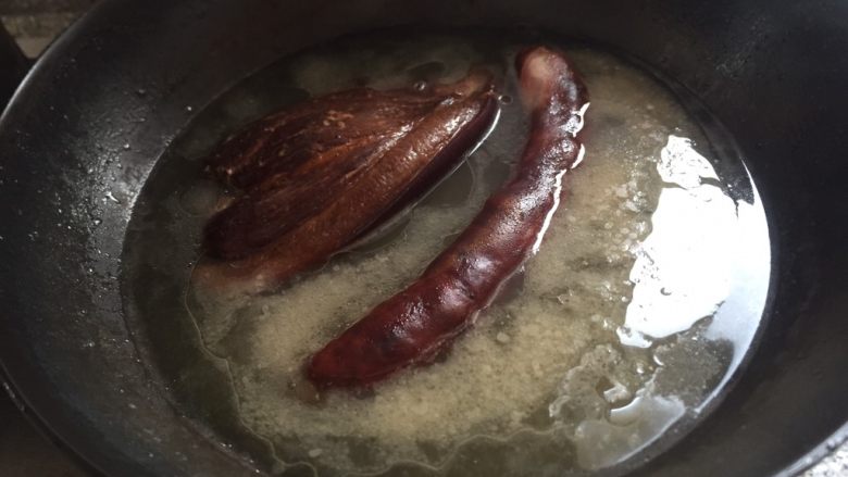 乡味十足➕重庆~烟熏腊肉炒蒜苗,腊肠二十分钟后放入一起煮,