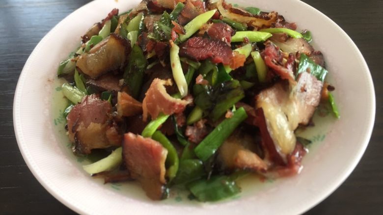 乡味十足➕重庆~烟熏腊肉炒蒜苗,成品图