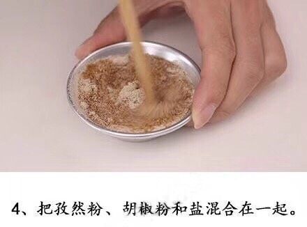 想吃脆土豆,把孜然粉、胡椒粉和盐混合在一起