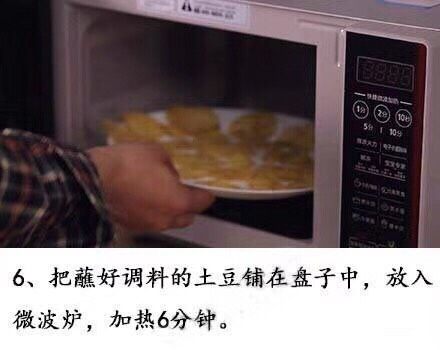 想吃脆土豆,把醮好调料的土豆铺在盘子中,放入微波炉加热6分钟!