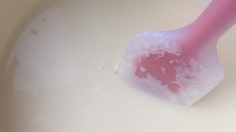 轻芝士蛋糕,加入已经煮有温水的锅内隔水搅拌,搅拌至黄油融化,奶油奶酪没有颗粒即可,放在旁边放凉待用