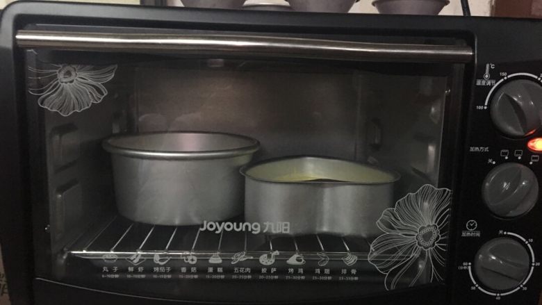 轻芝士蛋糕,烤箱先150°预热10分钟,然后放入蛋糕上下火150°30分钟,然后120°15分钟,最后160°5分钟上色