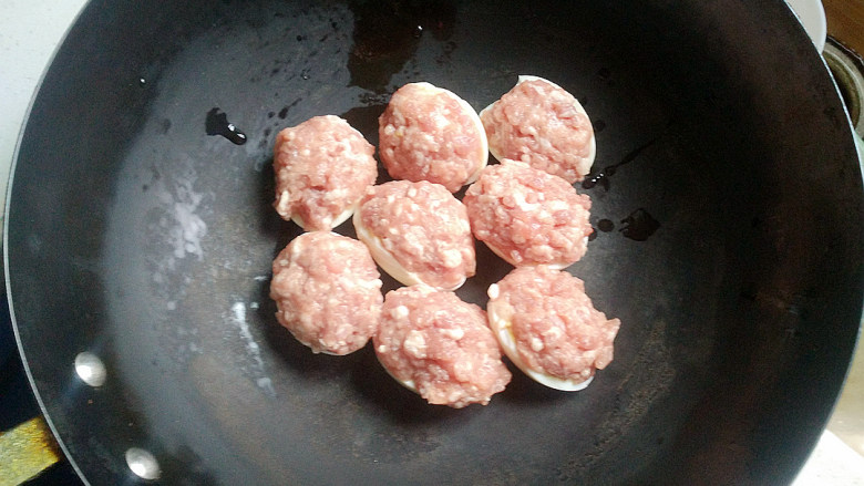 三十年后重温经典==》》鸳鸯蛋,把肉糜捏在鸡蛋的切面上,成为一个整体。放入锅中。