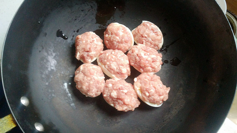 三十年后重温经典==》》鸳鸯蛋,把肉糜捏在鸡蛋的切面上，成为一个整体。放入锅中。