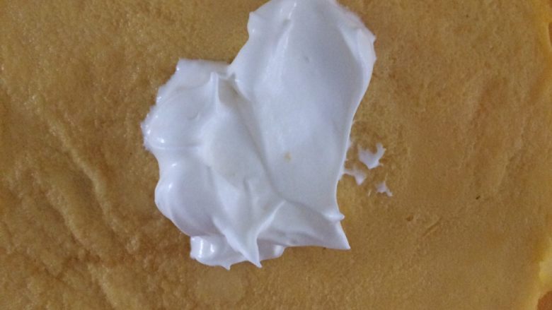 香蕉班戟,取一张蛋皮,放上适量奶油