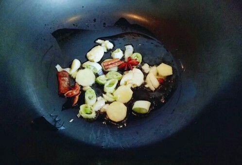 一锅炖+小鸡炖粉条,起油锅,加入切好的姜蒜炒香,下入鸡块煸炒,盛出备用。