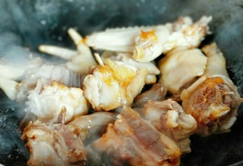 一锅炖+小鸡炖粉条,倒入鸡块挂糖色。