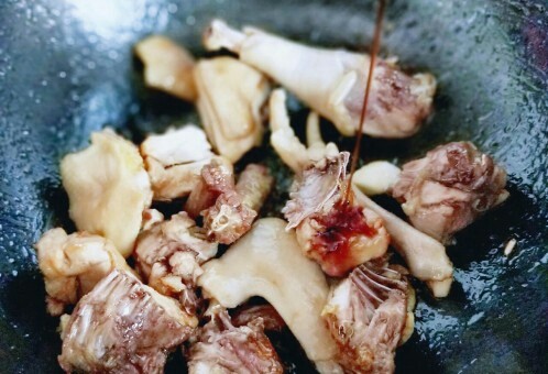 一锅炖+小鸡炖粉条,加入<a style='color:red;display:inline-block;' href='/shicai/ 788'>生抽</a>。