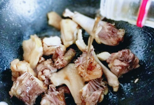 一锅炖+小鸡炖粉条,加入<a style='color:red;display:inline-block;' href='/shicai/ 718'>料酒</a>,加入蚝油翻炒均匀。加入清水,没过鸡块为佳,大火烧开后转小火40分钟。