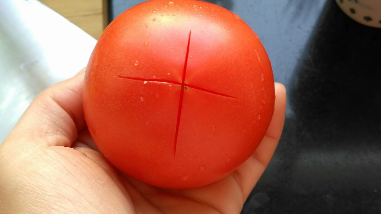 【宝宝辅食】疙瘩汤,<a style='color:red;display:inline-block;' href='/shicai/ 3551'>西红柿</a>去皮,正面划十字