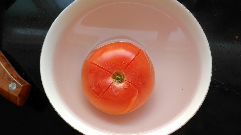 【宝宝辅食】疙瘩汤,放在热水里烫两分钟,皮就很容易去掉了