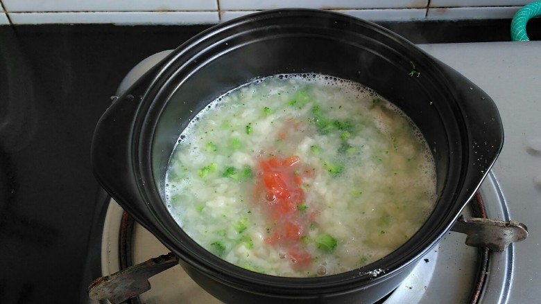【宝宝辅食】疙瘩汤,再把西红柿倒入,小火焖煮一会儿,让面疙熟了