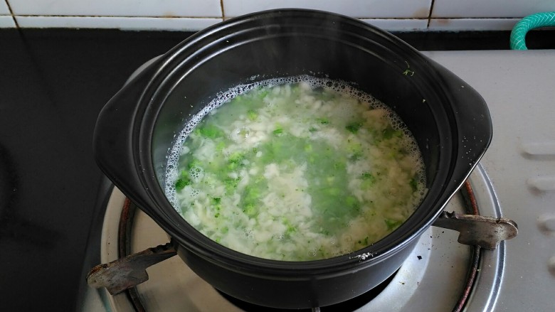 【宝宝辅食】疙瘩汤,接着把面疙瘩倒入,搅一下,不要粘一起了