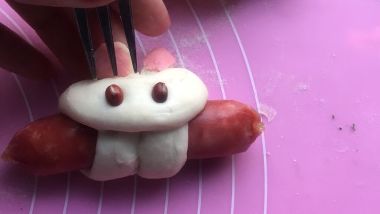 粉红兔馒头,用叉子按出印子