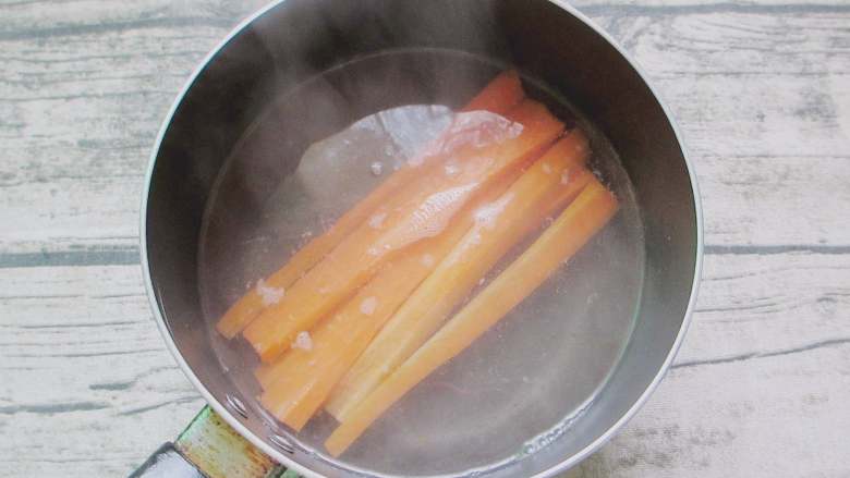 老北京鸡肉卷,胡萝卜条焯水捞出待用