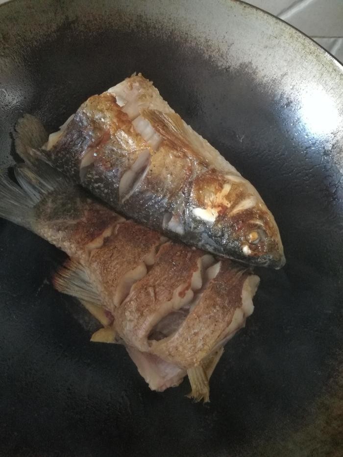 红烧鱼,煎好一面翻另一面