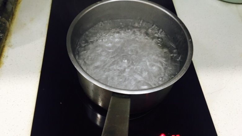 超简单麻辣豆腐
,备料同时,先煮一锅水,烧开