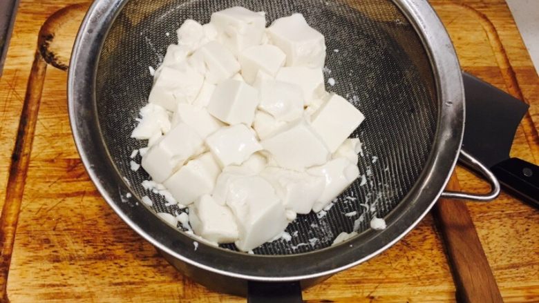 超简单麻辣豆腐
,滚一两分钟,将豆腐捞出沥干水分