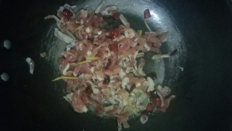 周末小炒,胡萝卜炒肉丝,肉在炒之前一定要腌制一会儿,不然肉太容易变柴了