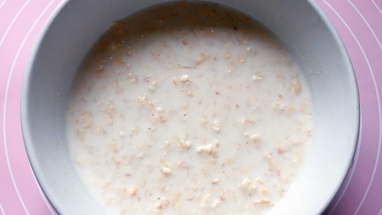 牛奶燕麦馒头,搅拌均匀,浸泡15分钟左右。