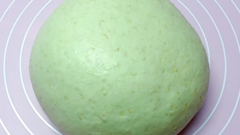 牛奶燕麦馒头,取出发酵好的面团,揉啊揉,揉啊揉…要想蒸出来的馒头好看又好吃,这一步很关键,绝对不能偷懒哦,要一直揉到面团细腻光滑为止。