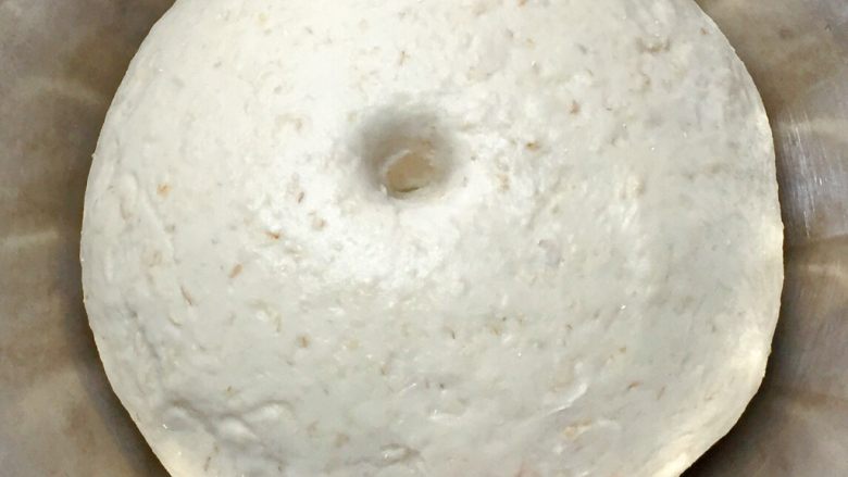 牛奶燕麦馒头,这是发酵好的样子,体积2倍大,手指戳一个洞,洞口,不回缩不变形。