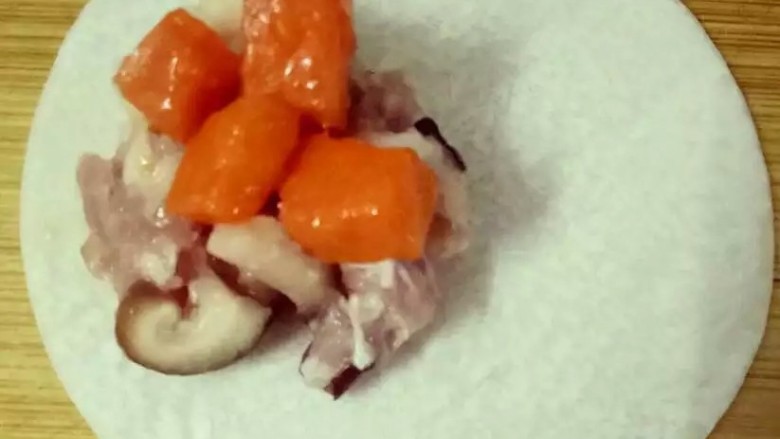 金鱼饺,放少许馅儿在面皮左侧,馅不要太满。