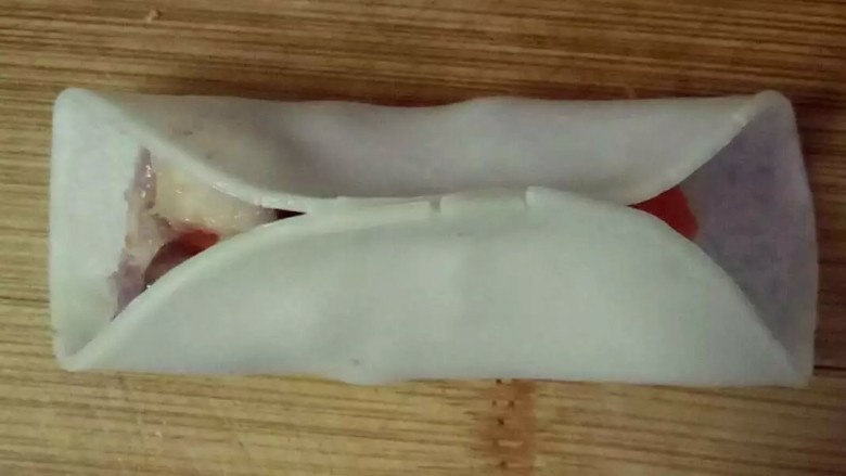 金鱼饺,金鱼身:饺子皮对折,上下两边沾点水粘紧。