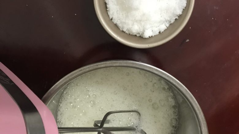 柠檬香戚风纸杯蛋糕,把蛋白里加入几滴柠檬汁,用电动打蛋器高速打至鱼眼状态加入三份之一<a style='color:red;display:inline-block;' href='/shicai/ 869'>白砂糖</a>。