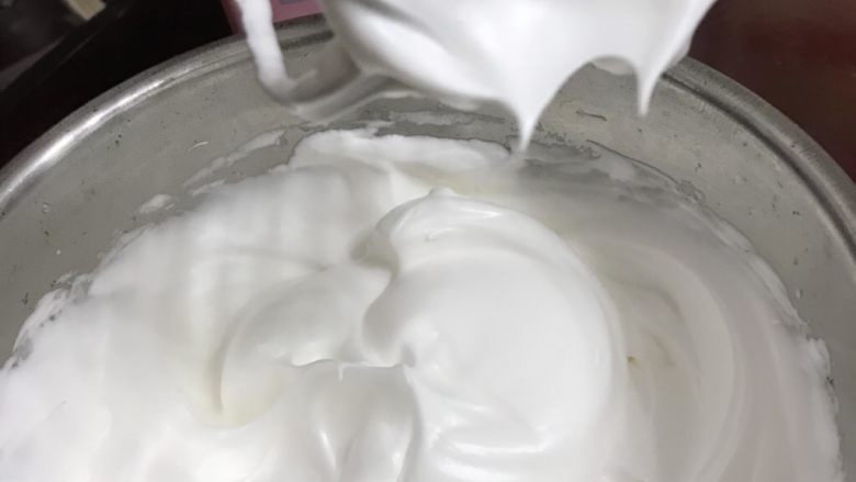 柠檬香戚风纸杯蛋糕,最后用电动打蛋器低速打至干性发泡状态,拿起打蛋头有直立的小尖角,打好的蛋白细腻有光泽。
