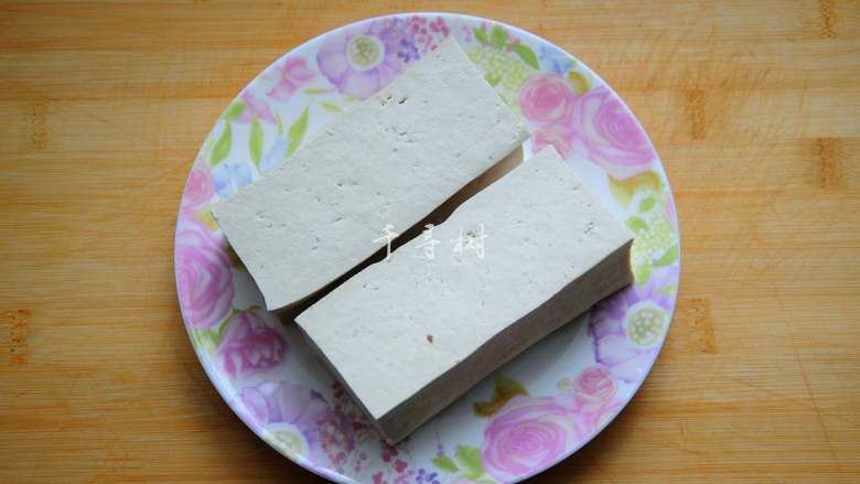 照烧黄金豆腐 不只鸡腿能照烧 换成豆腐味道一样棒 家常照烧味,<a style='color:red;display:inline-block;' href='/shicai/ 465'>豆腐</a>两块洗净,北<a style='color:red;display:inline-block;' href='/shicai/ 465'>豆腐</a>或南<a style='color:red;display:inline-block;' href='/shicai/ 465'>豆腐</a>都行,相对来说北<a style='color:red;display:inline-block;' href='/shicai/ 465'>豆腐</a>好用点。南<a style='color:red;display:inline-block;' href='/shicai/ 465'>豆腐</a>用石膏作为凝固剂,而北<a style='color:red;display:inline-block;' href='/shicai/ 465'>豆腐</a>用盐卤作为凝固剂。南<a style='color:red;display:inline-block;' href='/shicai/ 465'>豆腐</a>相对水分多一些,所以适合做汤,而北<a style='color:red;display:inline-block;' href='/shicai/ 465'>豆腐</a>,也就是常说的老<a style='color:red;display:inline-block;' href='/shicai/ 465'>豆腐</a>,因为水分含量不高,更适合煎、炒、煮、炸。这里用的是北<a style='color:red;display:inline-block;' href='/shicai/ 465'>豆腐</a>。