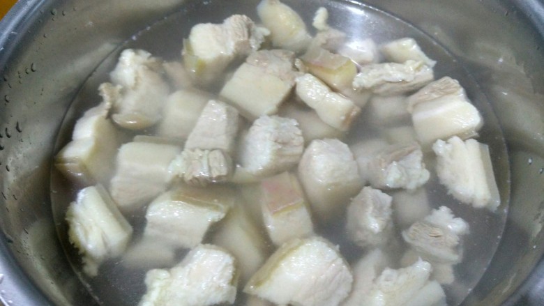 红烧肉炖土豆,焯好的五花肉再次洗净,因为肉上沾着很多血沫的