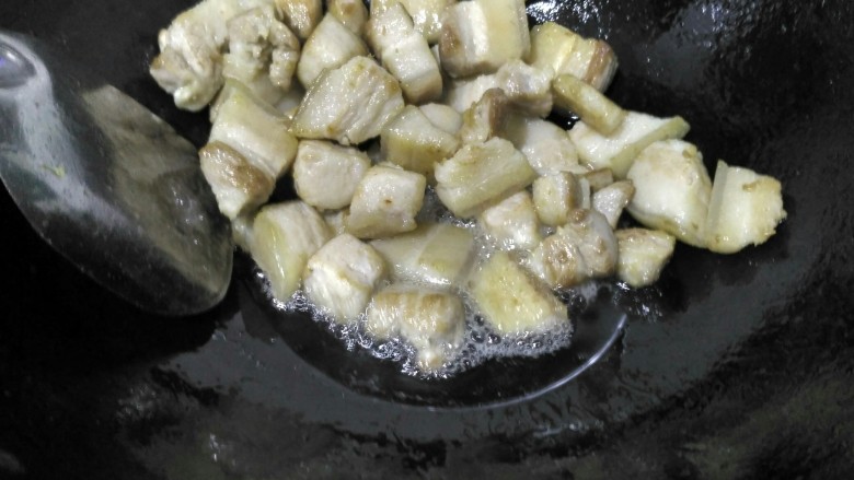 红烧肉炖土豆,慢慢煸炒出油,刚出油的时候可能比较慢,炒的时候要有耐心,另外小心被油溅到。出油量够炒糖色的就行。