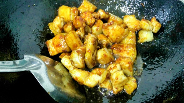 红烧肉炖土豆,五花肉放入锅里,翻炒,均匀沾上糖色