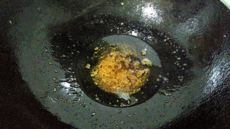 红烧肉炖土豆,冰糖炒至冒泡,炒出焦糖色