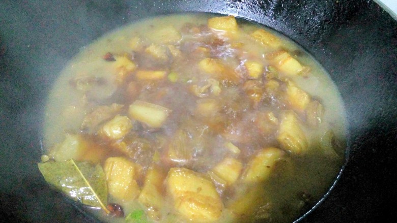 红烧肉炖土豆,大火烧开,小火炖40分钟至肉软