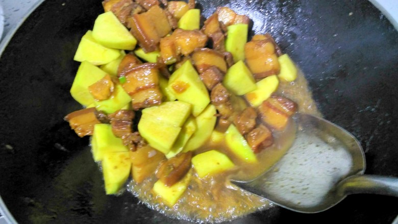 红烧肉炖土豆,加入适量盐,翻炒几下