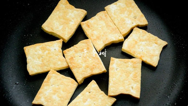 照烧黄金豆腐 不只鸡腿能照烧 换成豆腐味道一样棒 家常照烧味,豆腐比较多,一次没有煎完,又煎了一小锅,这次用相机拍的,正确的白平衡下豆腐的颜色是金黄的。
