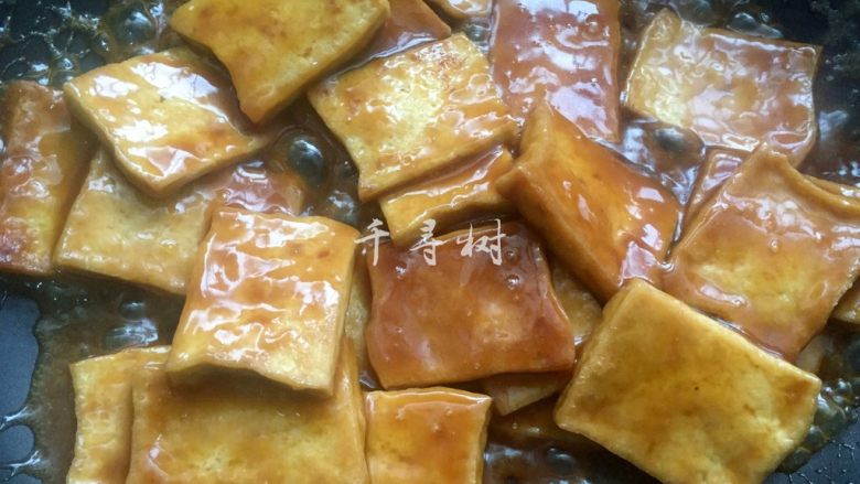 照烧黄金豆腐 不只鸡腿能照烧 换成豆腐味道一样棒 家常照烧味,倒入豆腐翻匀就可以出锅了。