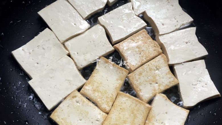 照烧黄金豆腐 不只鸡腿能照烧 换成豆腐味道一样棒 家常照烧味,煎的过程中翻翻面,看是不是煎到了火候。
