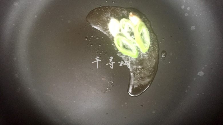 照烧黄金豆腐 不只鸡腿能照烧 换成豆腐味道一样棒 家常照烧味,锅内放一点油，把几片葱爆香后捞出。