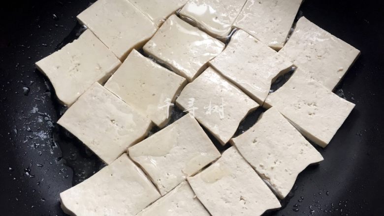 照烧黄金豆腐 不只鸡腿能照烧 换成豆腐味道一样棒 家常照烧味,锅中放一层油,放入切好的豆腐块中火煎制。