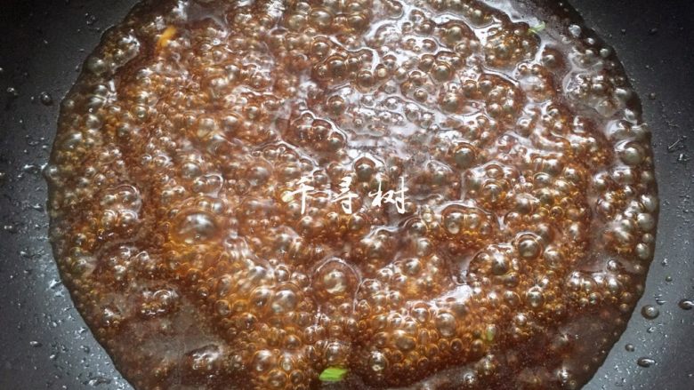 照烧黄金豆腐 不只鸡腿能照烧 换成豆腐味道一样棒 家常照烧味,转小火熬制,到稍微有点浓关火,家常基础版的照烧汁就做好了。做照烧鸡肉等肉类的时候,照烧汁熬到比较浓郁状态和肉类的口感比较搭配。今天做的是照烧豆腐,是一道素菜,照烧汁就没有熬那么浓,而是用水淀粉勾了一点薄芡,让豆腐吃起来不那么齁。