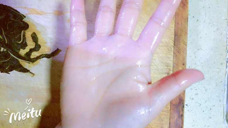 芝麻叶手杆面,攥干,看见了呢,手上都是芝麻叶的油