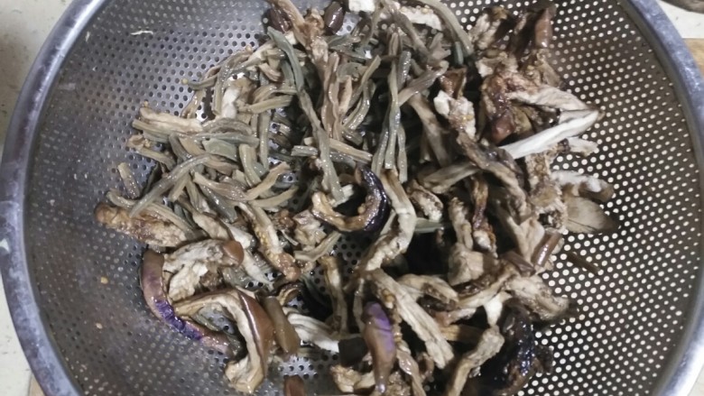 素炖茄子豆角干,都切成细丝