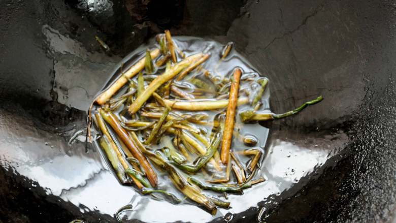 葱油手抓饼 上班族的快手美味早餐 附葱油的熬制方法 超详细,待葱段颜色泛黄，漏勺推动时候感觉非常的轻就好了，关火，余温焖一会儿。