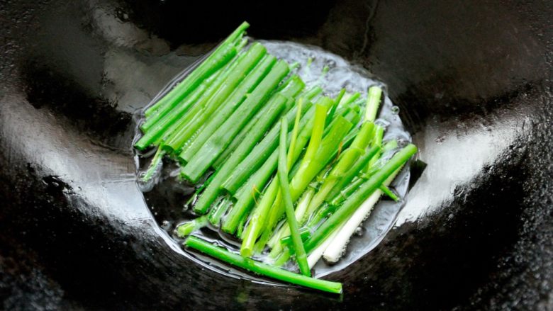 葱油手抓饼 上班族的快手美味早餐 附葱油的熬制方法 超详细,锅内放80g油，放入葱段，小火熬制。